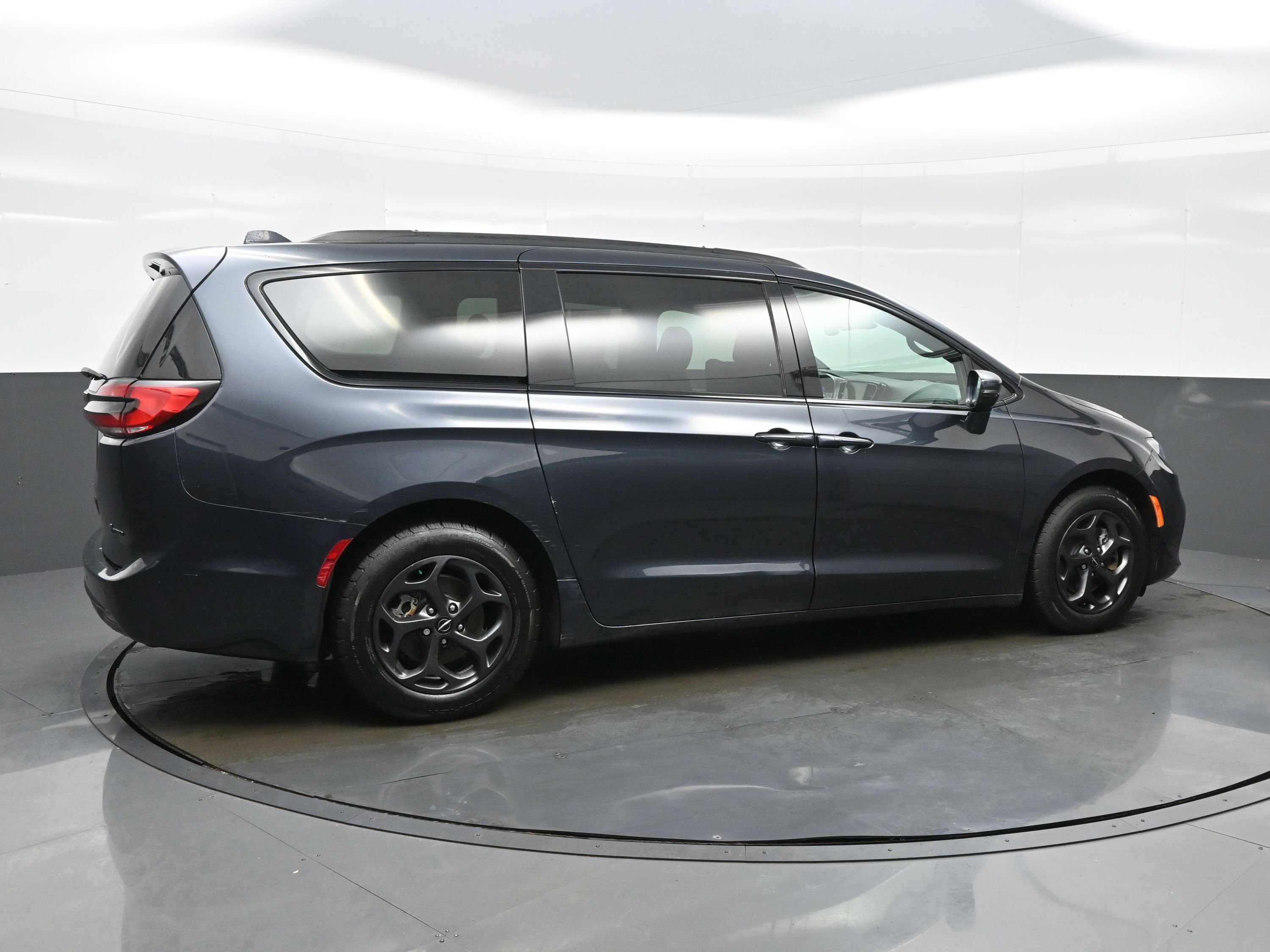 Used 2021 Chrysler Pacifica Touring w/ Uconnect Theater Family Group image 6