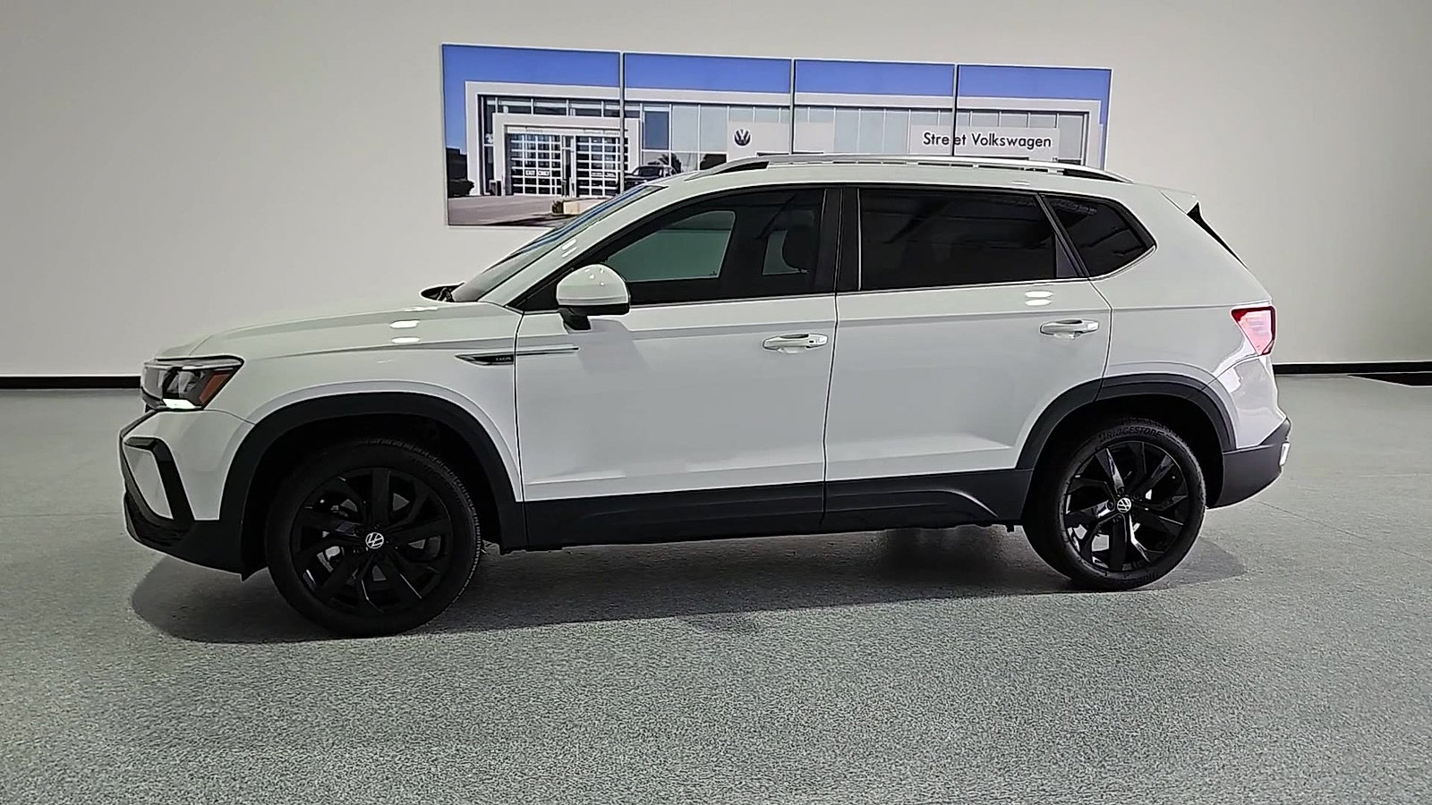 Certified 2023 Volkswagen Taos SE w/ Panoramic Sunroof Package FWD image 5