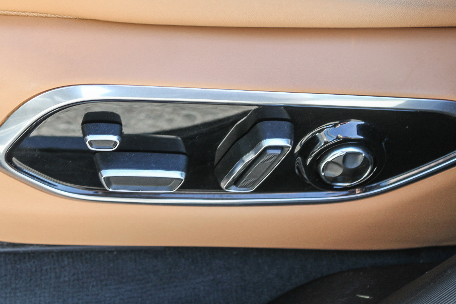 Used 2023 Jeep Grand Cherokee Summit w/ Luxury Tech Group V image 23