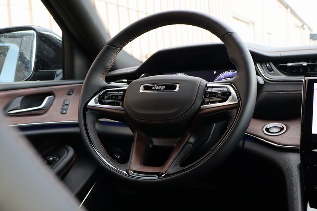 New 2025 Jeep Grand Cherokee Summit w/ Obsidian Package image 45