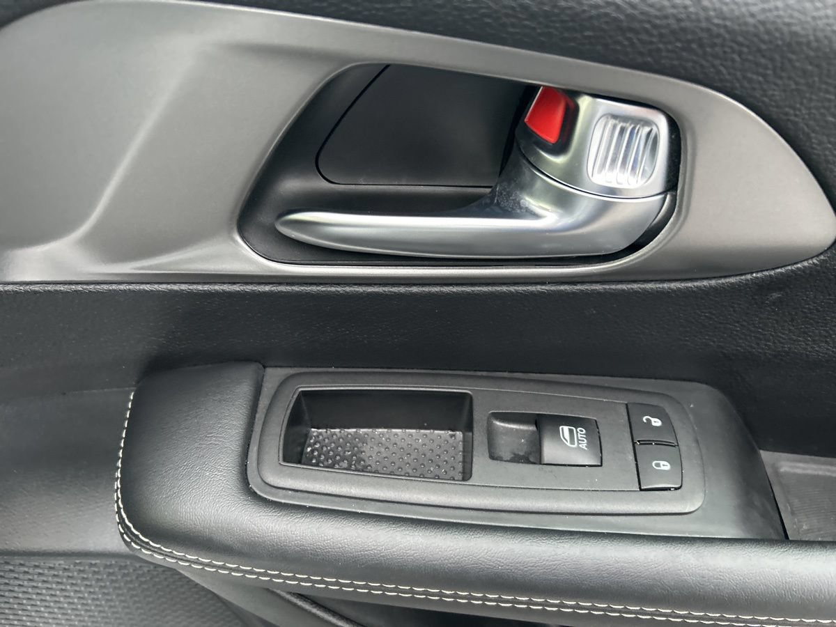 Used 2025 Chrysler Pacifica Select FWD image 38