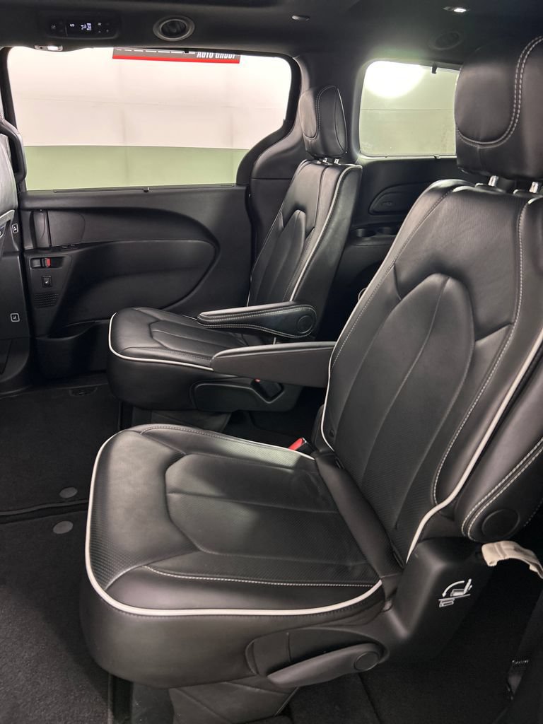 Used 2025 Chrysler Pacifica Limited FWD image 18