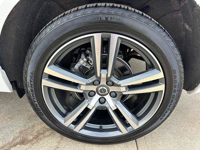 Used 2021 Volvo XC60 T5 Momentum w/ Premium Package image 31