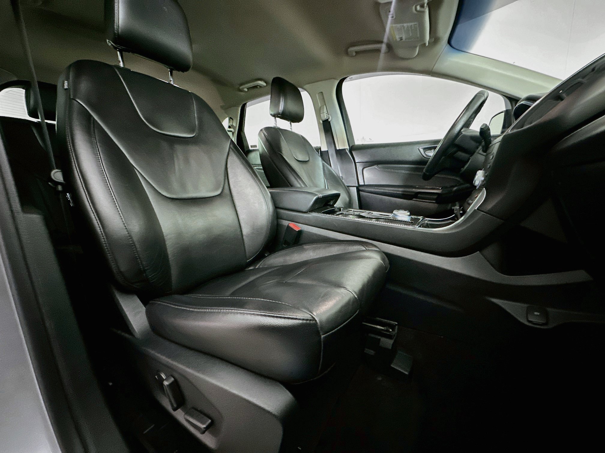 Used 2020 Ford Edge Titanium FWD image 30