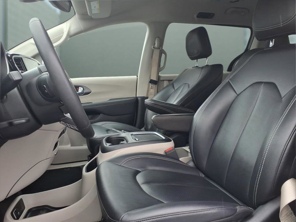 Used 2024 Chrysler Pacifica Touring-L image 16