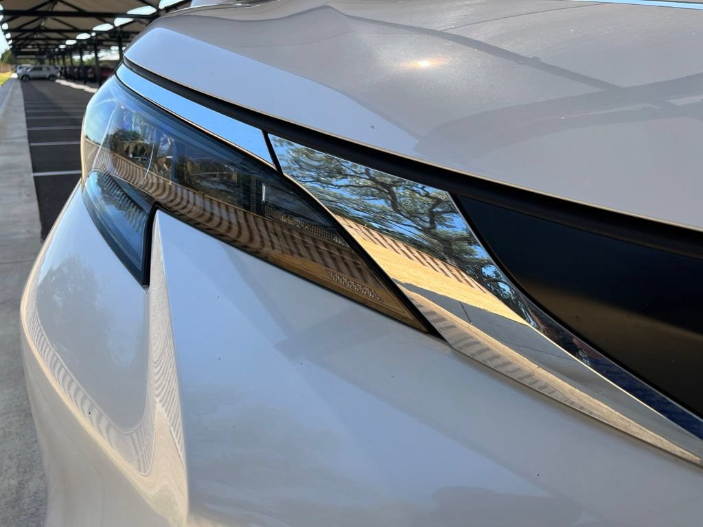 Used 2025 Toyota Sienna XLE FWD image 14