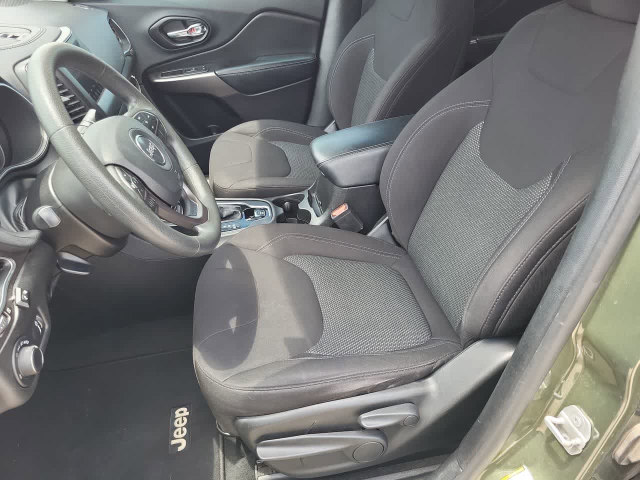 Used 2020 Jeep Cherokee Latitude FWD image 19