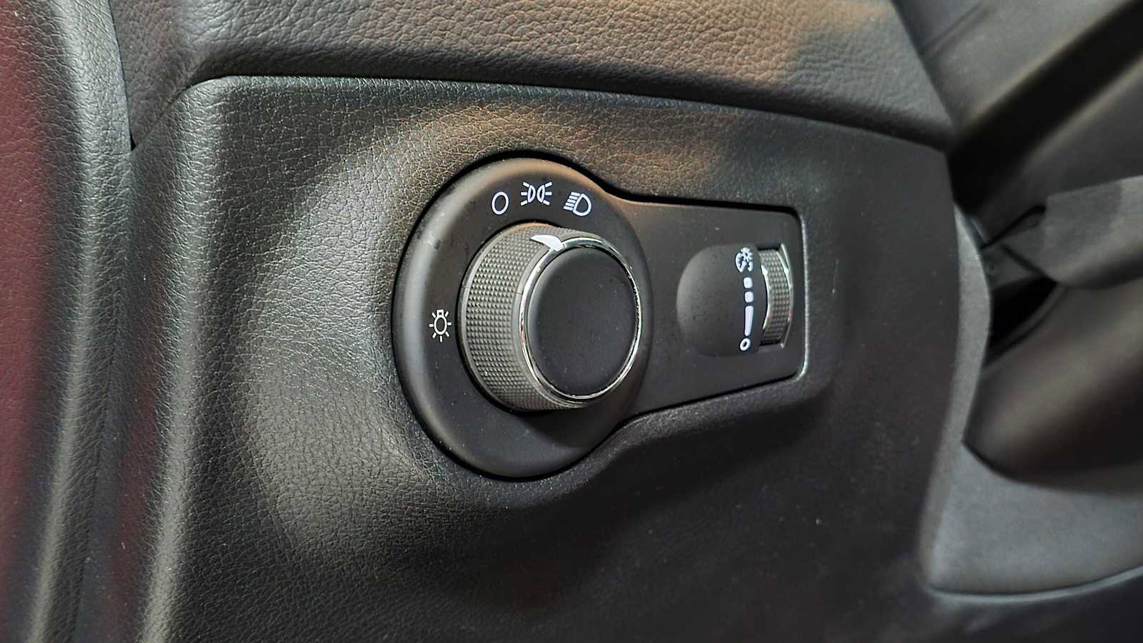 Used 2018 Jeep Compass Sport w/ Tech Group FWD image 24