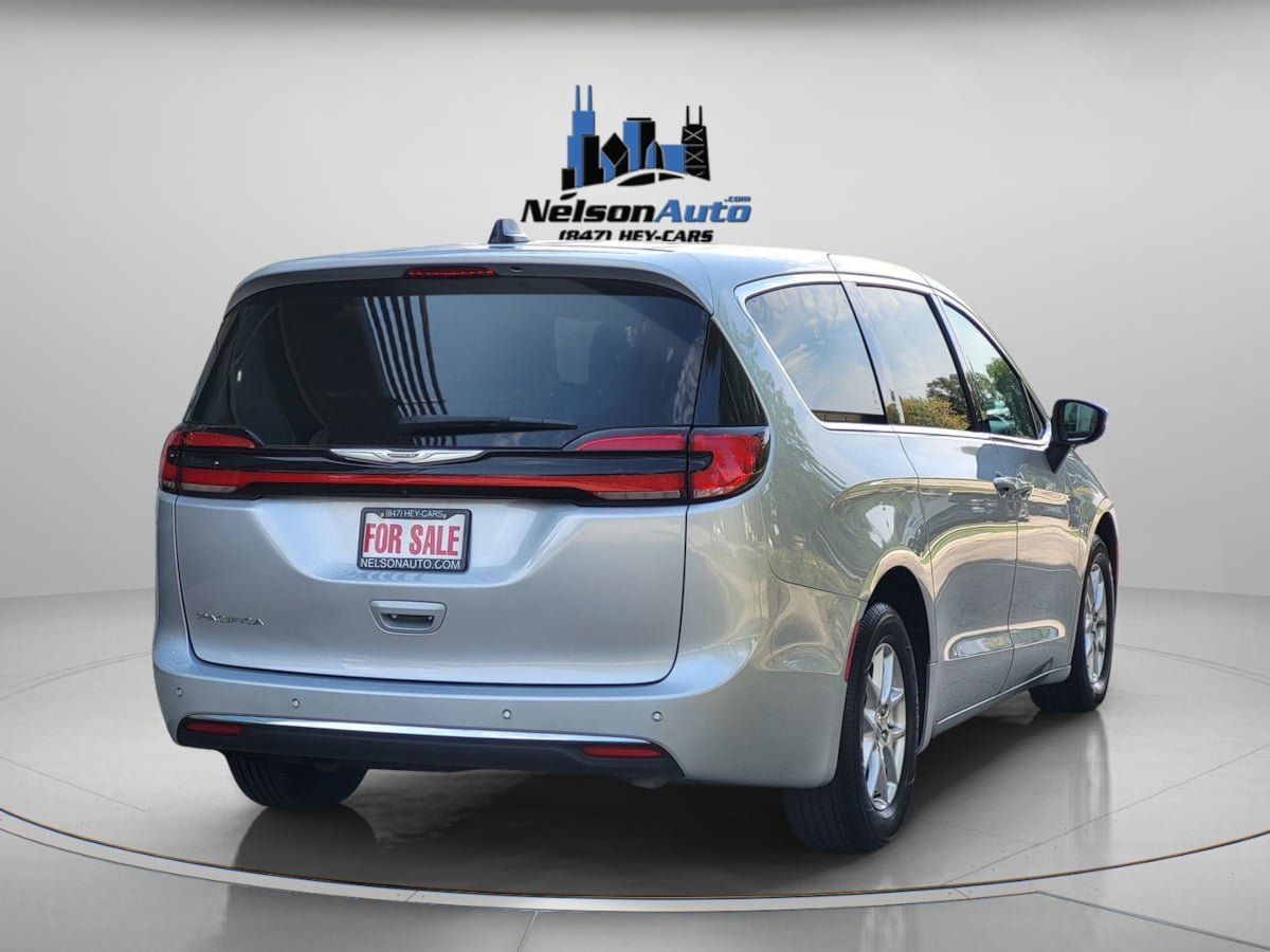 Used 2023 Chrysler Pacifica Touring-L FWD image 4