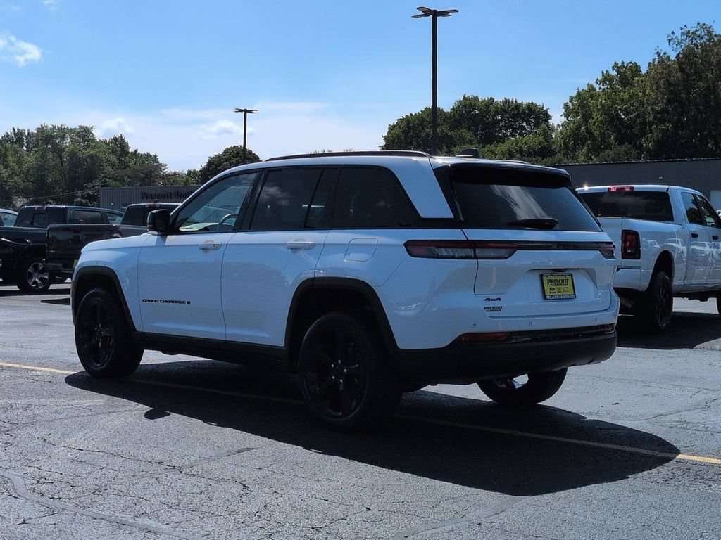 Used 2022 Jeep Grand Cherokee Altitude AWD/4WD image 6
