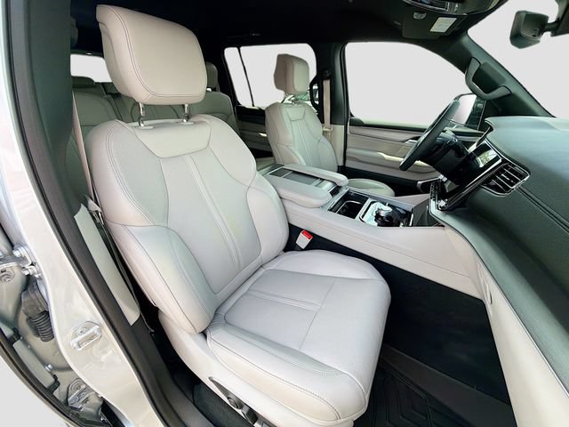Used 2025 Jeep Wagoneer 4WD image 31