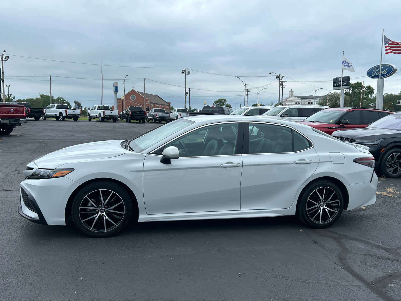 Used 2023 Toyota Camry SE image 1