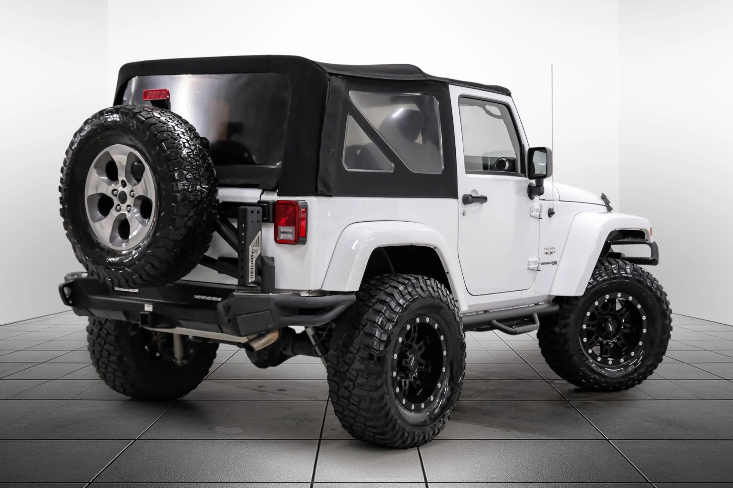 Used 2018 Jeep Wrangler Sahara w/ Connectivity Group AWD/4WD image 8