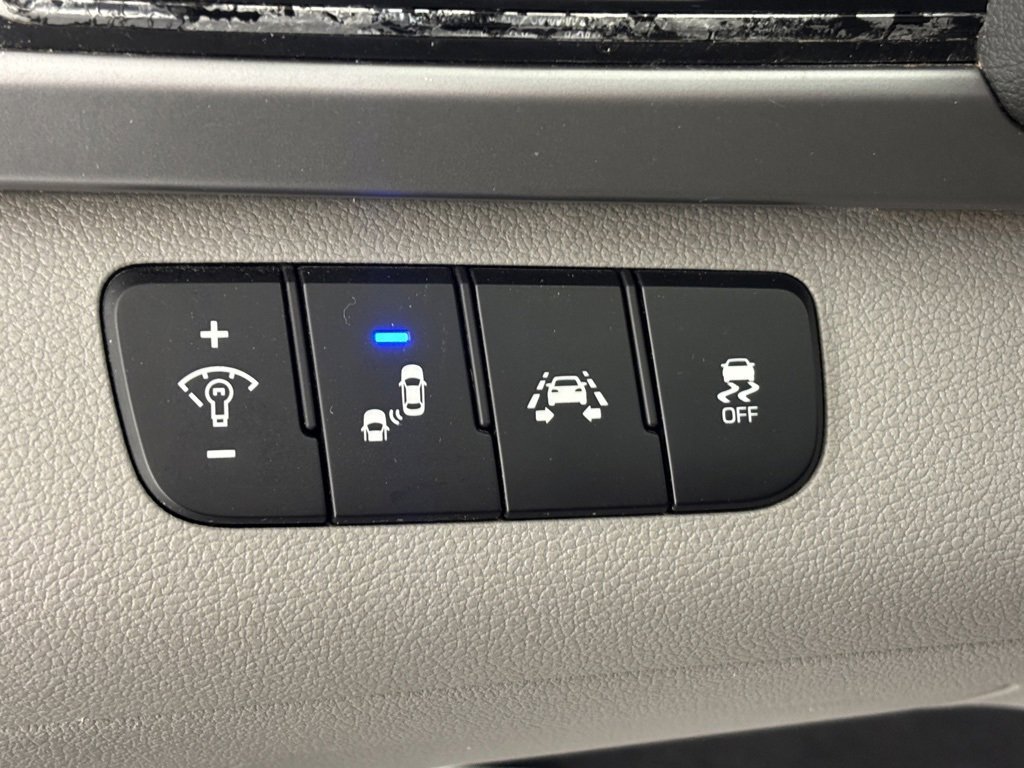 Used 2017 Hyundai Elantra Limited w/ Limited Tech Package 04 image 17