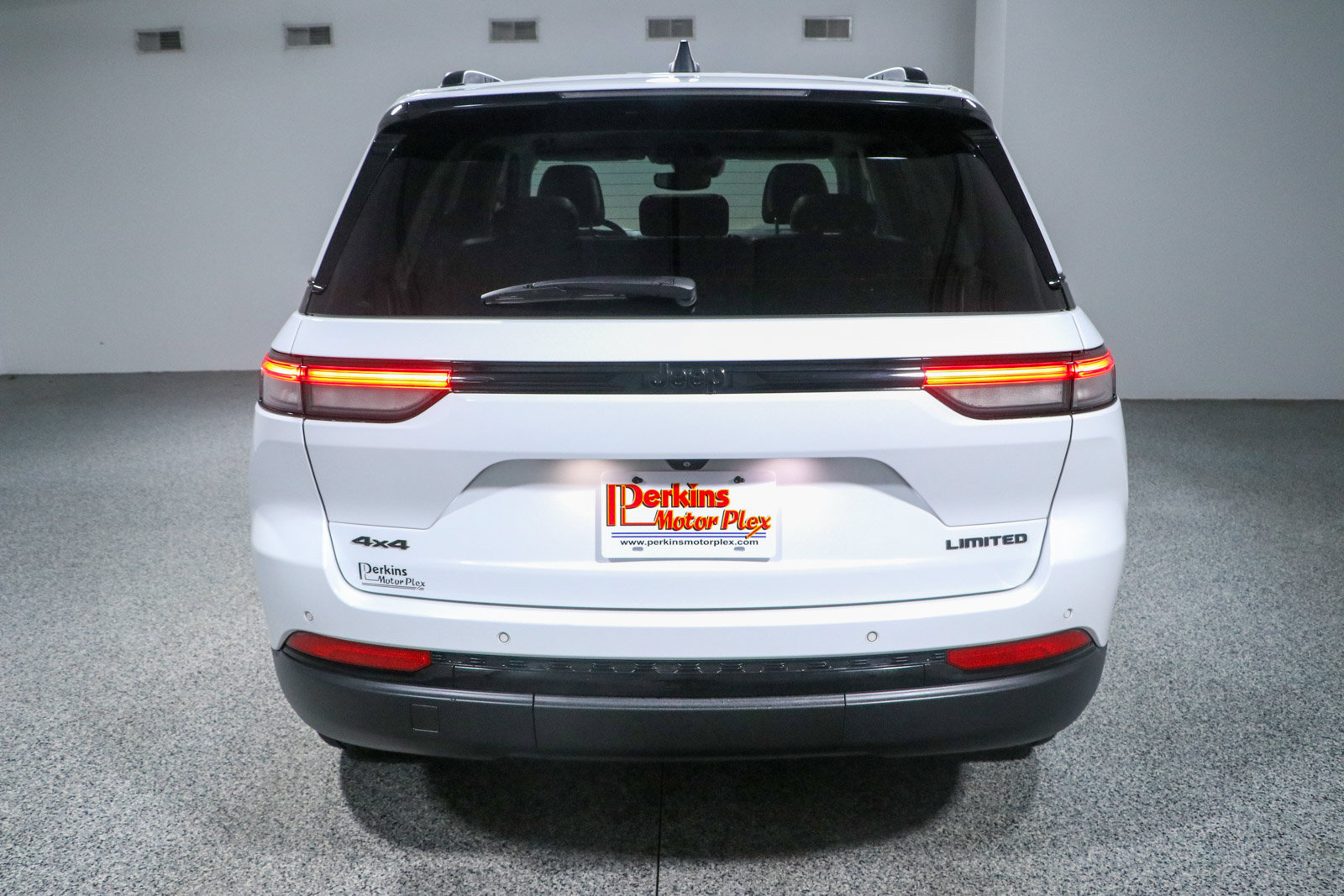 Used 2023 Jeep Grand Cherokee Limited w/ Black Appearance Package AWD/4WD image 8