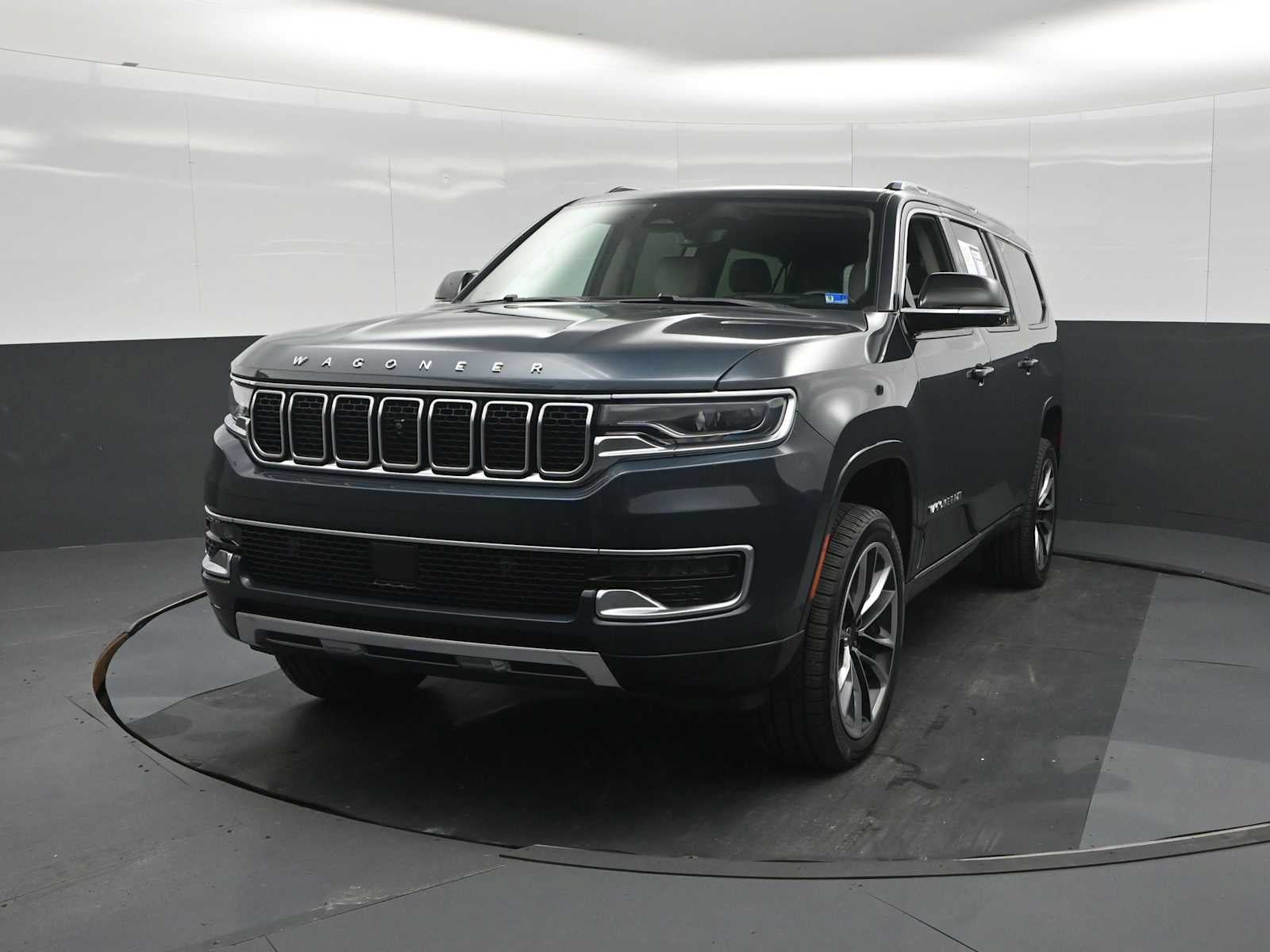 Used 2023 Jeep Wagoneer L Series III w/ Premium Group I AWD/4WD image 3