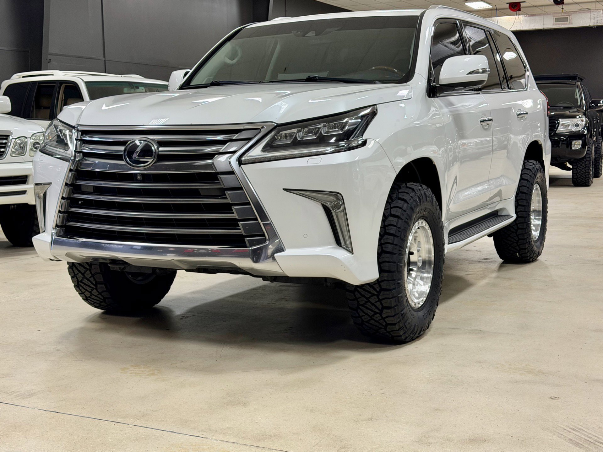 Used 2016 Lexus LX 570 w/ Luxury Package image 2