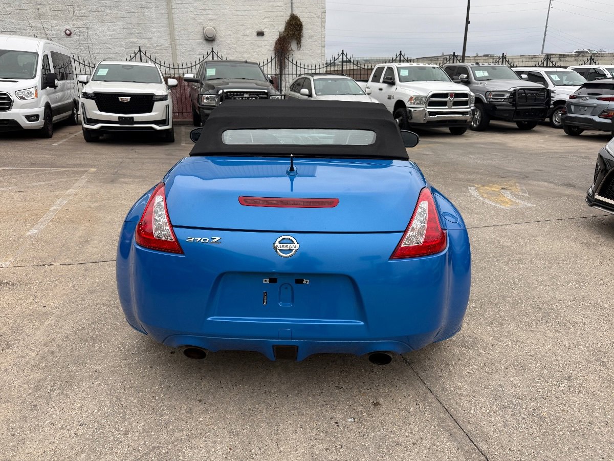Used 2010 Nissan 370Z Touring RWD image 5