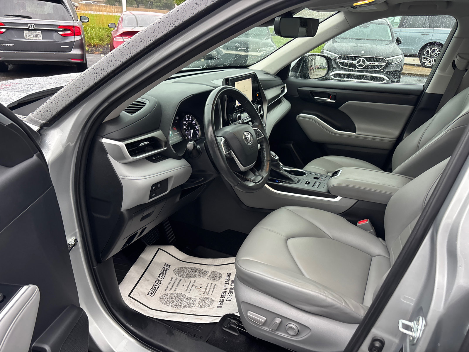 Used 2023 Toyota Highlander XLE AWD/4WD image 25