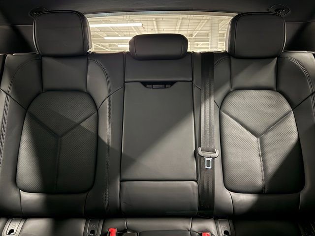 Certified 2025 Porsche Macan AWD/4WD image 28