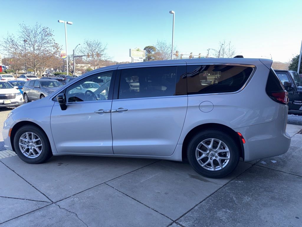 Used 2024 Chrysler Pacifica Touring-L image 8