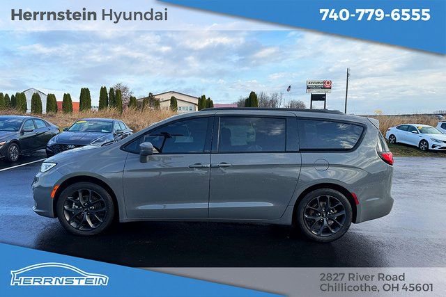 Used 2022 Chrysler Pacifica Touring-L w/ S Appearance Package image 4