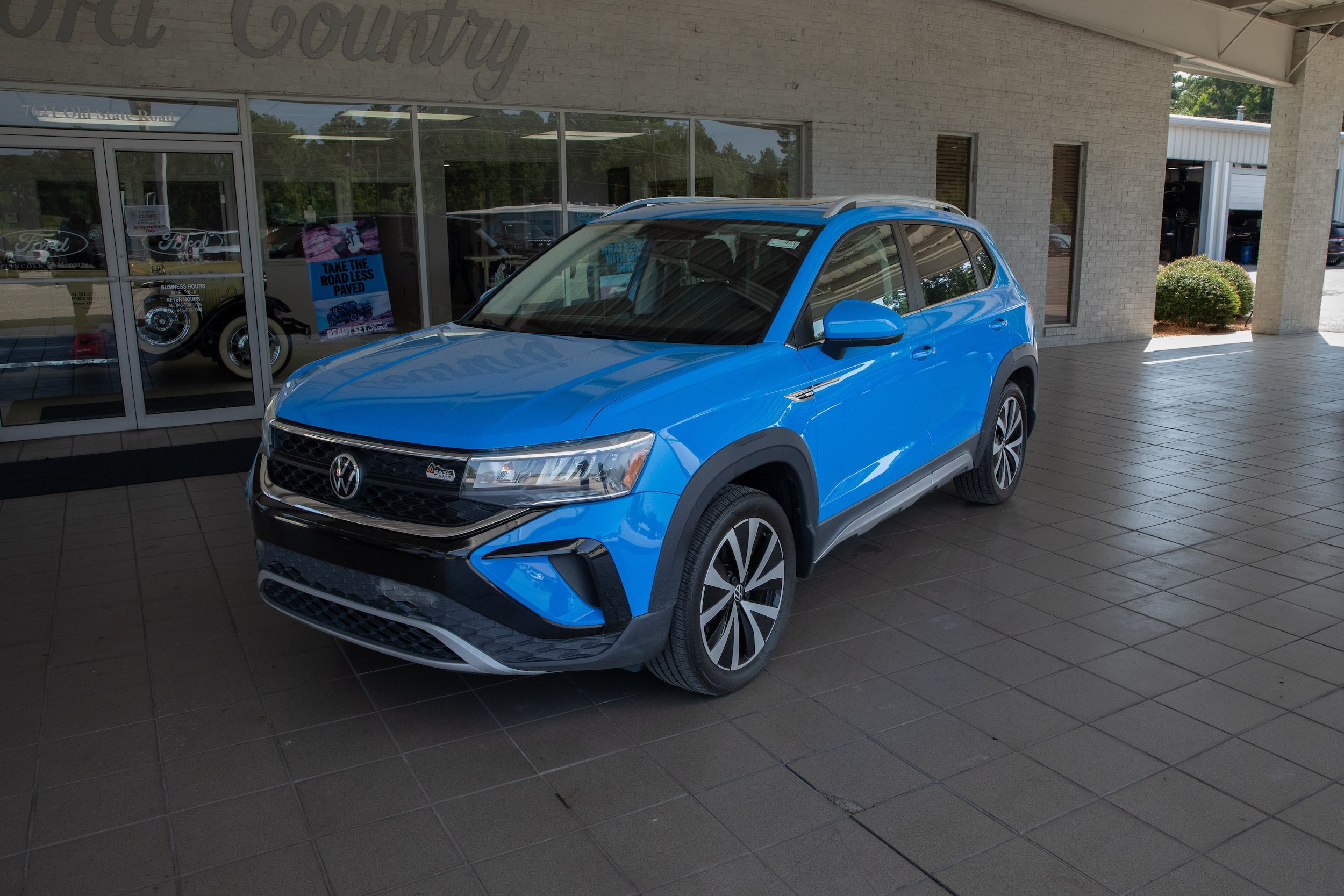 Used 2022 Volkswagen Taos SE FWD image 2