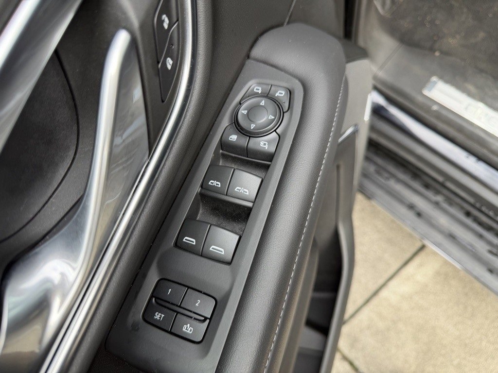 Used 2022 Chevrolet Suburban LT w/ LT Signature Package image 13