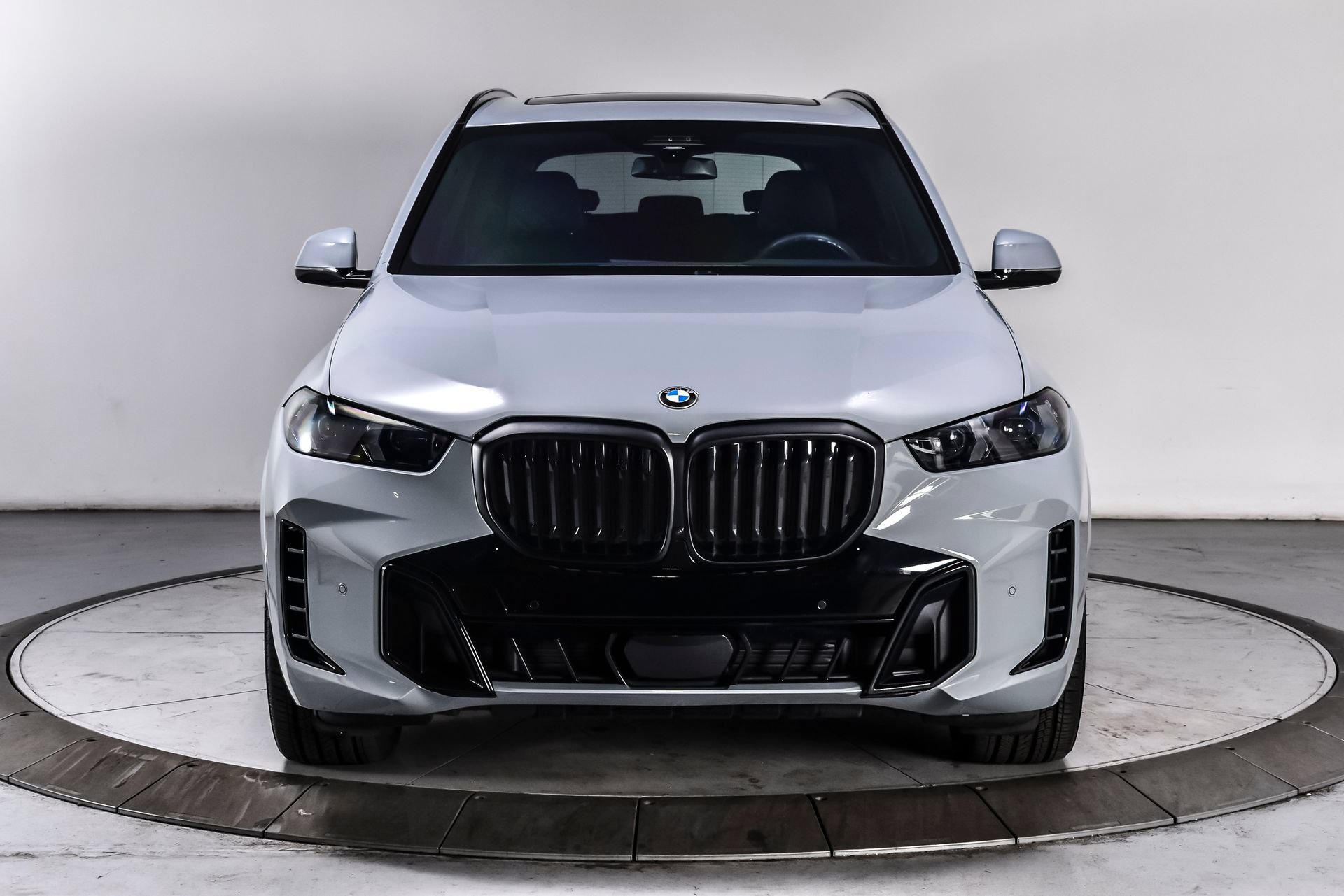 Used 2024 BMW X5 xDrive40i w/ M Sport Package AWD/4WD image 3