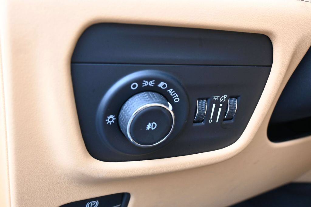 Used 2023 Jeep Grand Cherokee L Summit AWD/4WD image 15