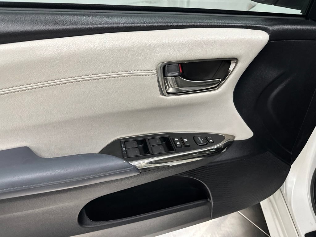 Used 2013 Toyota Avalon XLE FWD image 14