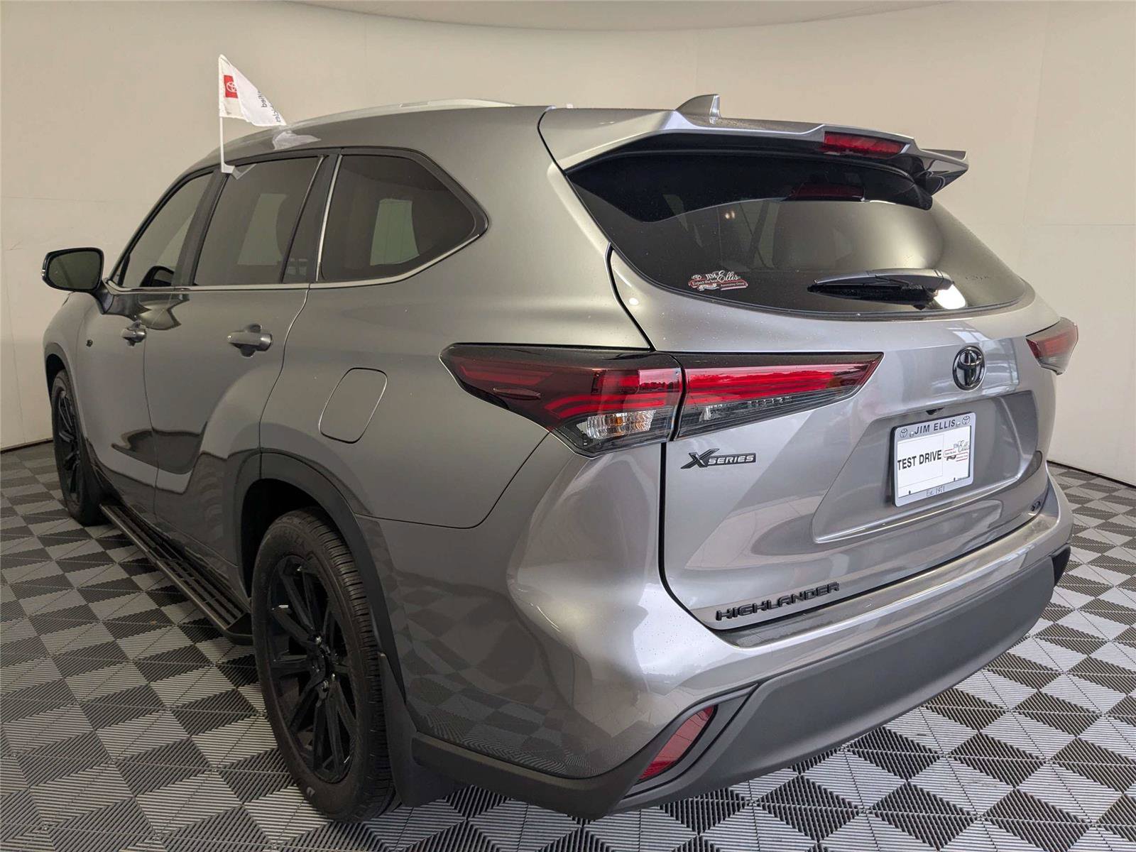 Certified 2025 Toyota Highlander XLE FWD image 8