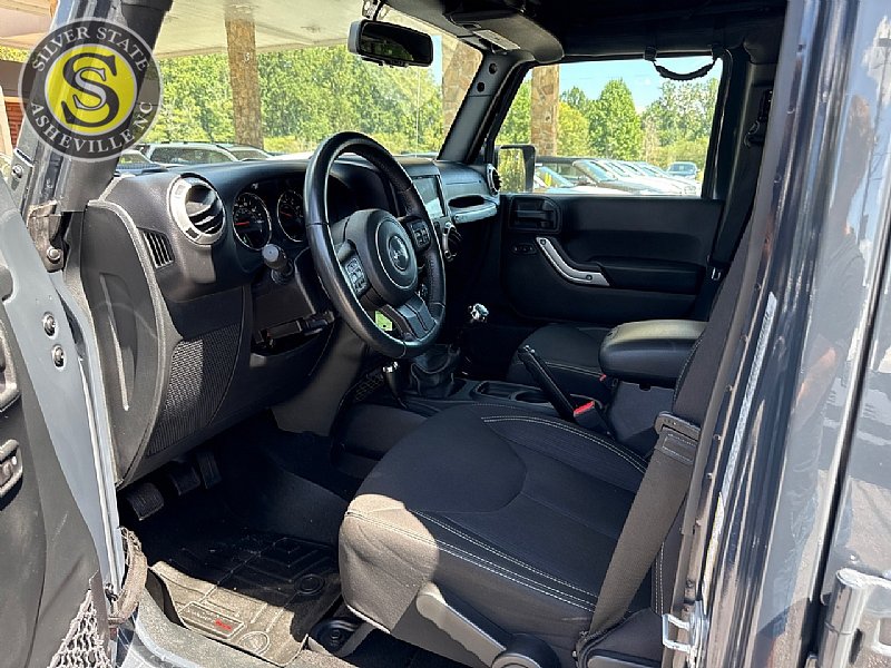 Used 2016 Jeep Wrangler Unlimited Sahara w/ Connectivity Group AWD/4WD image 10