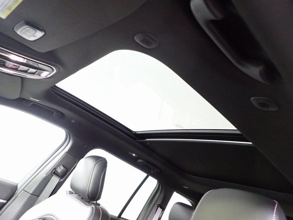 New 2025 Jeep Grand Cherokee Limited w/ Black Appearance Package image 10
