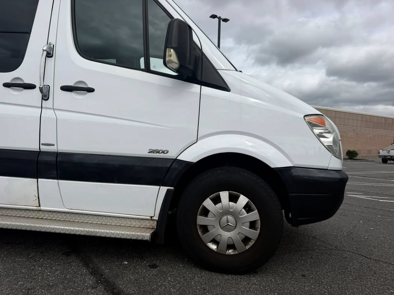 Used 2010 Mercedes-Benz Sprinter 2500 image 25