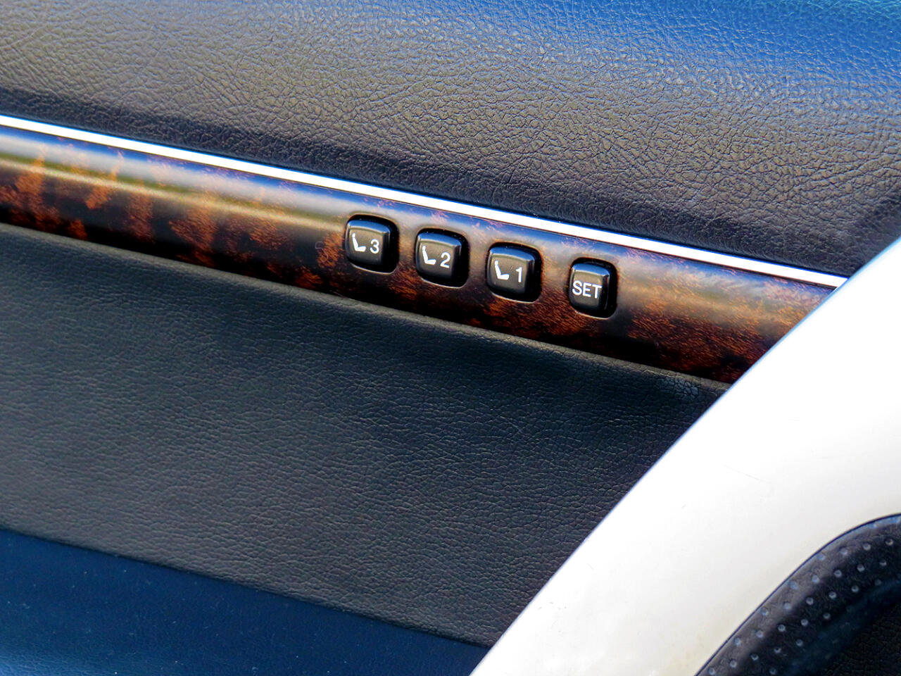 Used 2015 Toyota Land Cruiser image 18