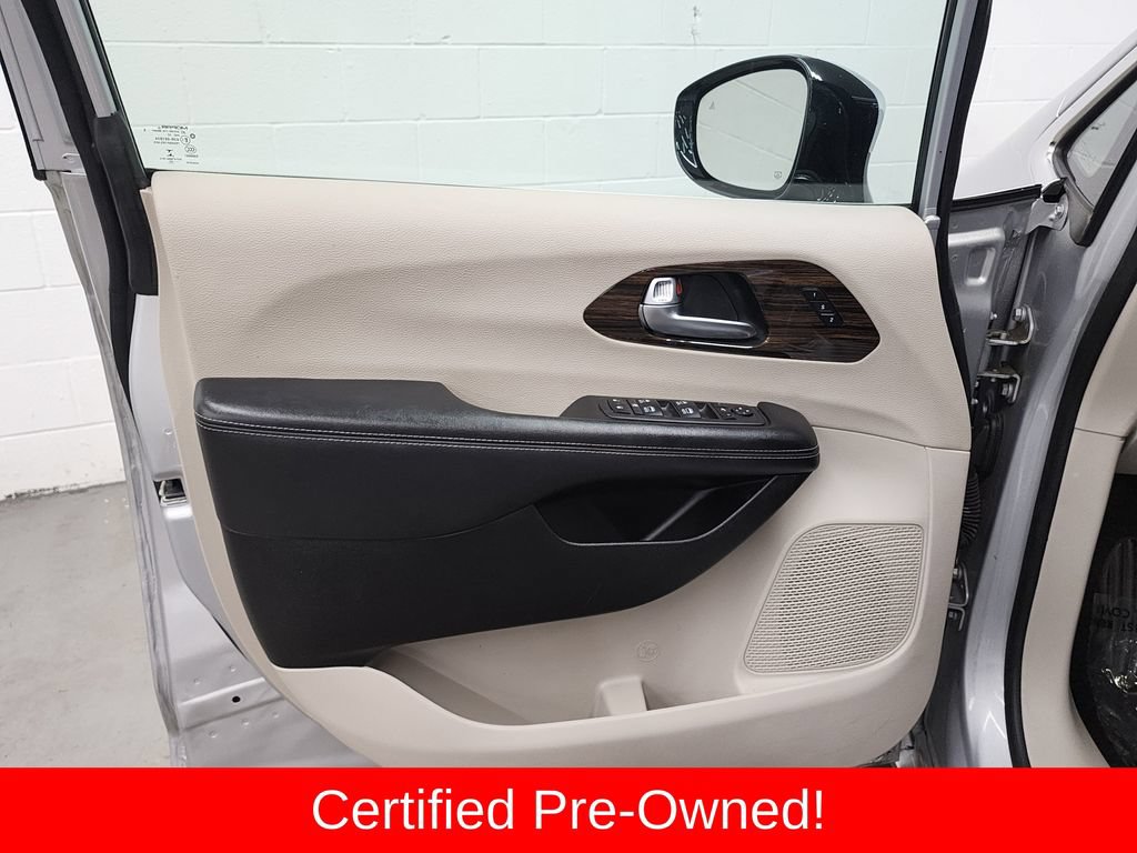 Certified 2023 Chrysler Pacifica Limited FWD image 9
