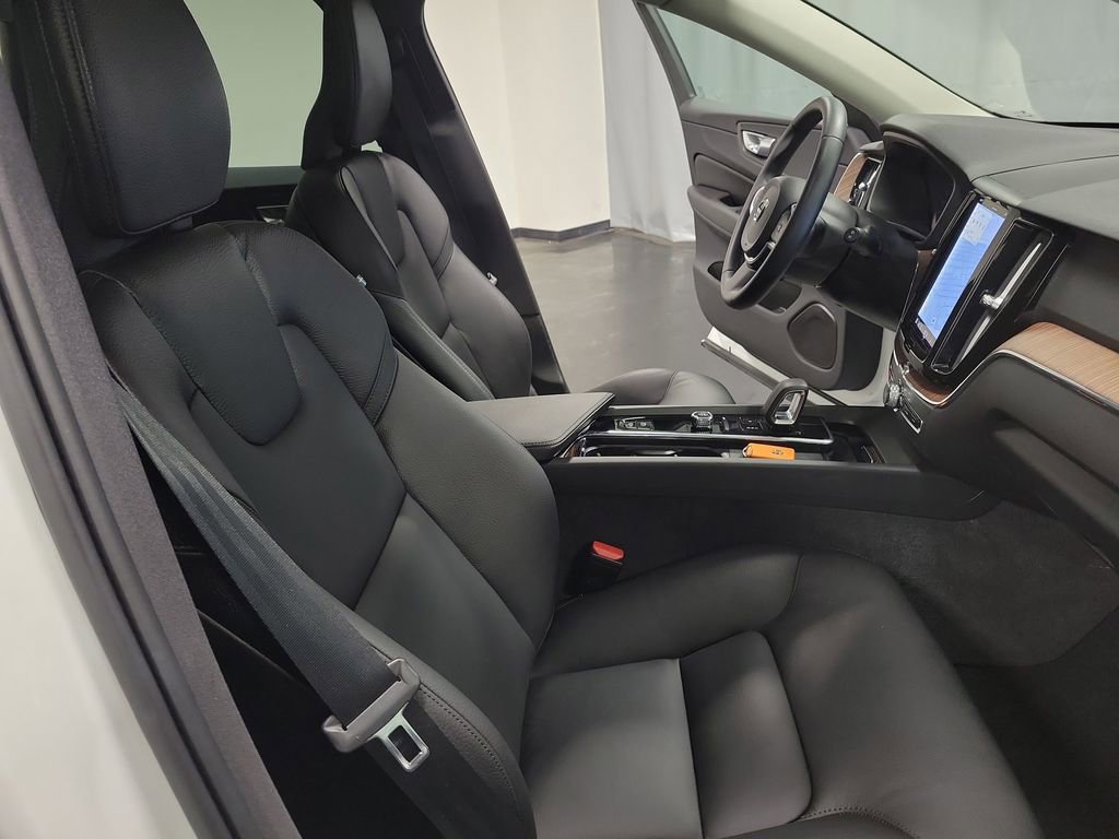 Used 2022 Volvo XC60 B5 Momentum image 22
