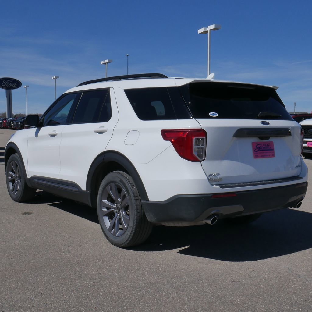 Used 2022 Ford Explorer XLT w/ Equipment Group 202A image 9