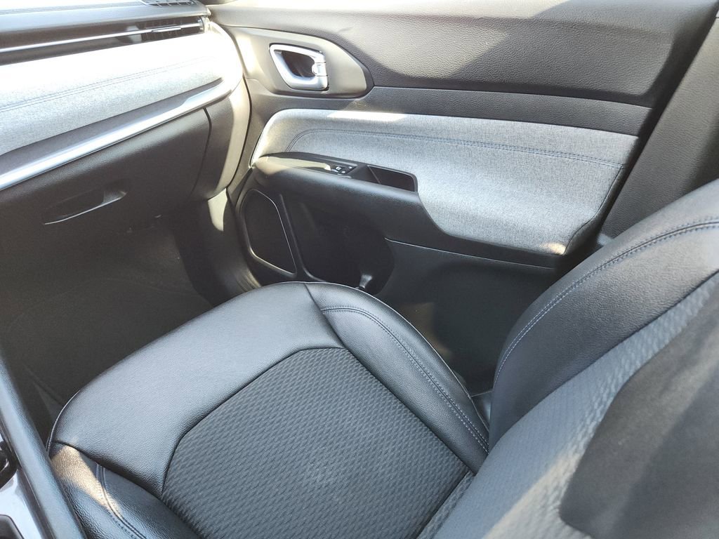 Used 2024 Jeep Compass Latitude image 15