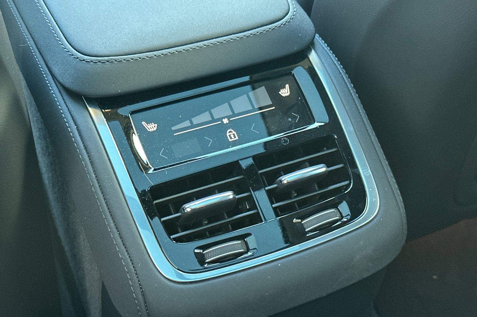 Certified 2025 Volvo XC90 B5 Core w/ Protection Package Premier image 14