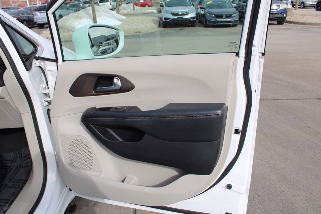 Used 2019 Chrysler Pacifica Touring-L image 22