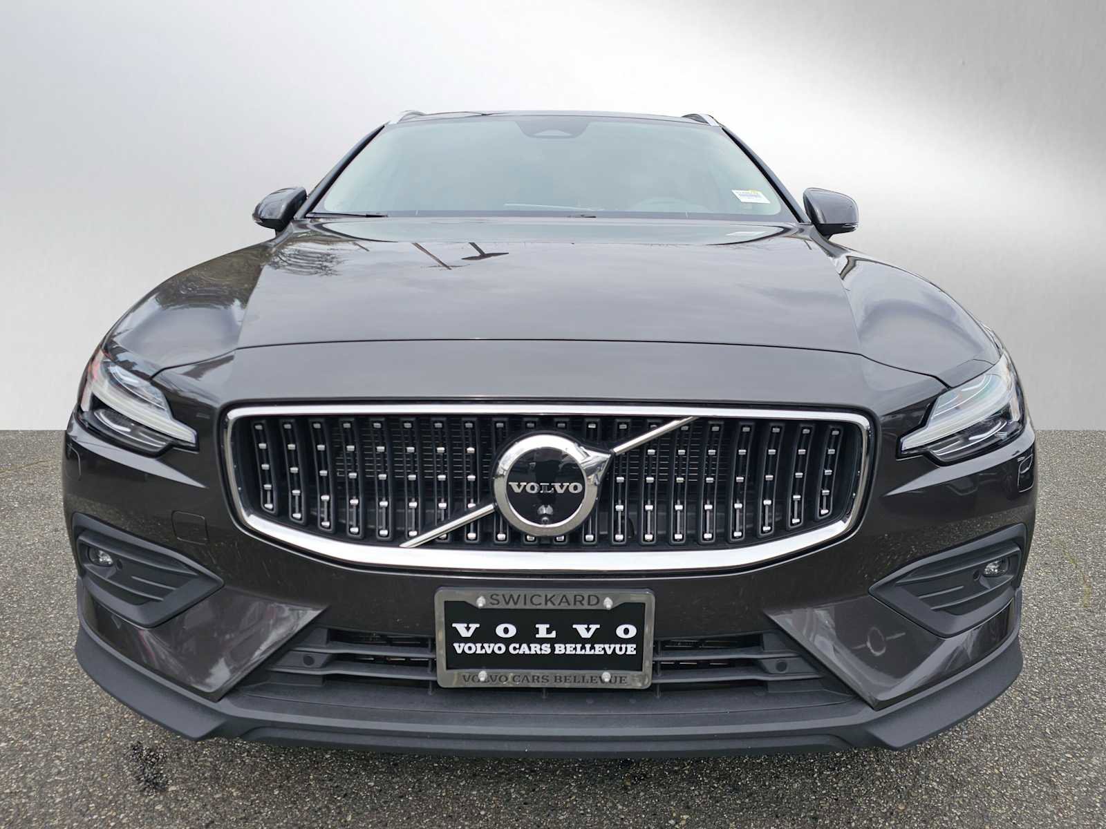 Certified 2025 Volvo V60 B5 Cross Country Plus image 8