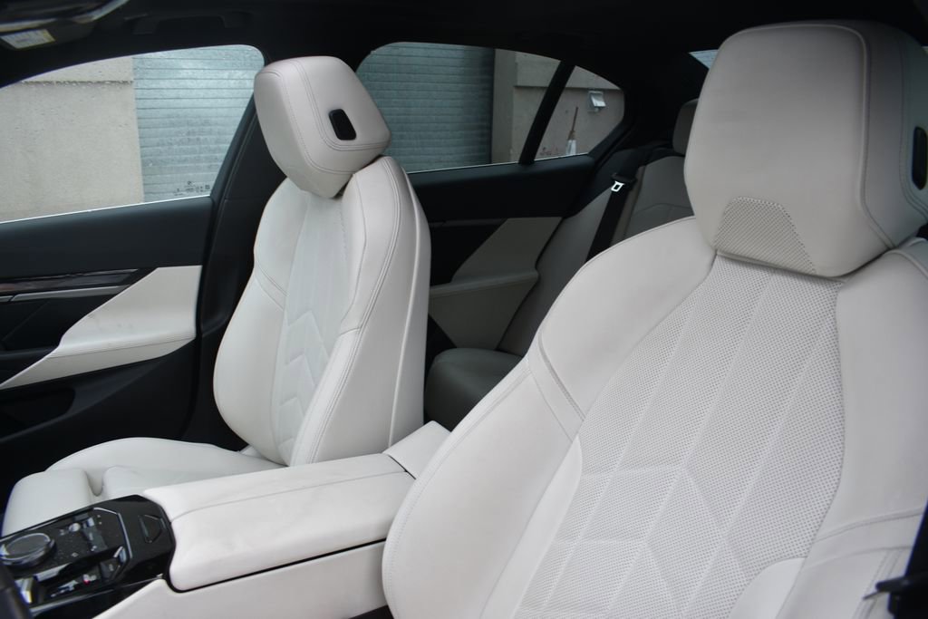 Used 2024 BMW i5 eDrive40i image 10