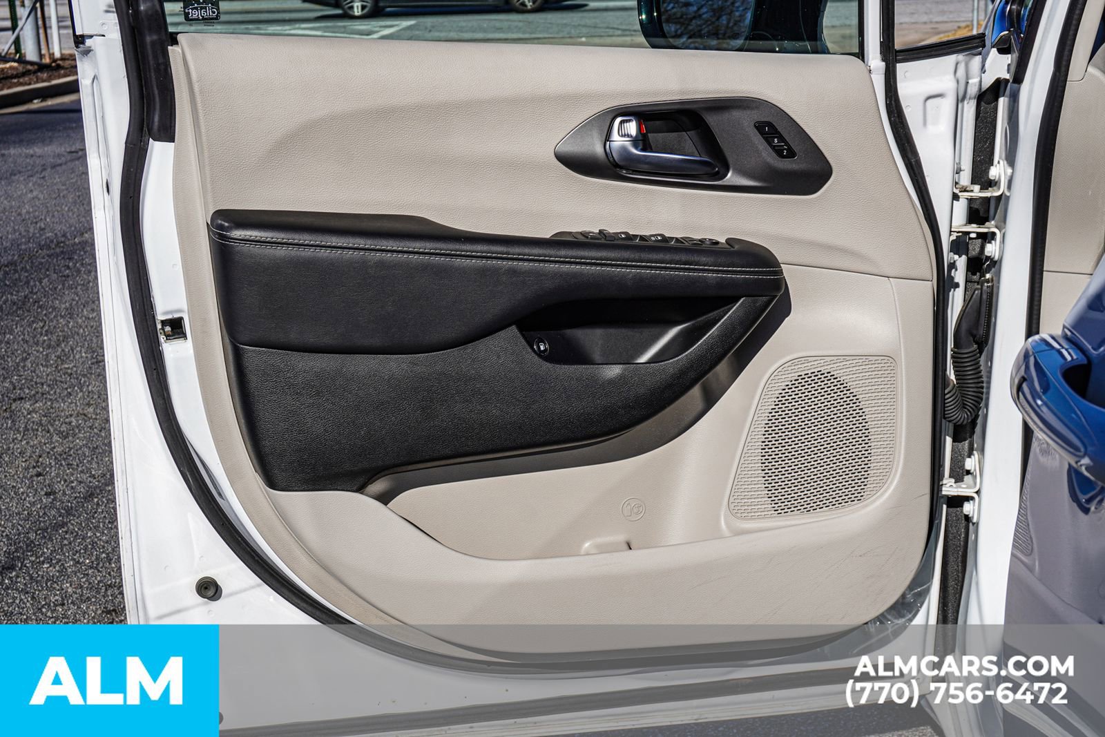 Used 2024 Chrysler Pacifica Select image 54