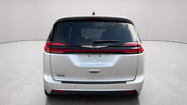 Used 2024 Chrysler Pacifica Touring-L FWD image 5