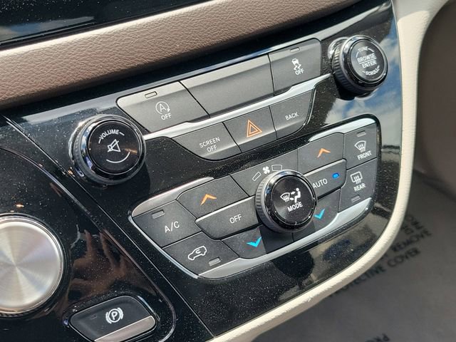 Used 2017 Chrysler Pacifica Touring Plus FWD image 29