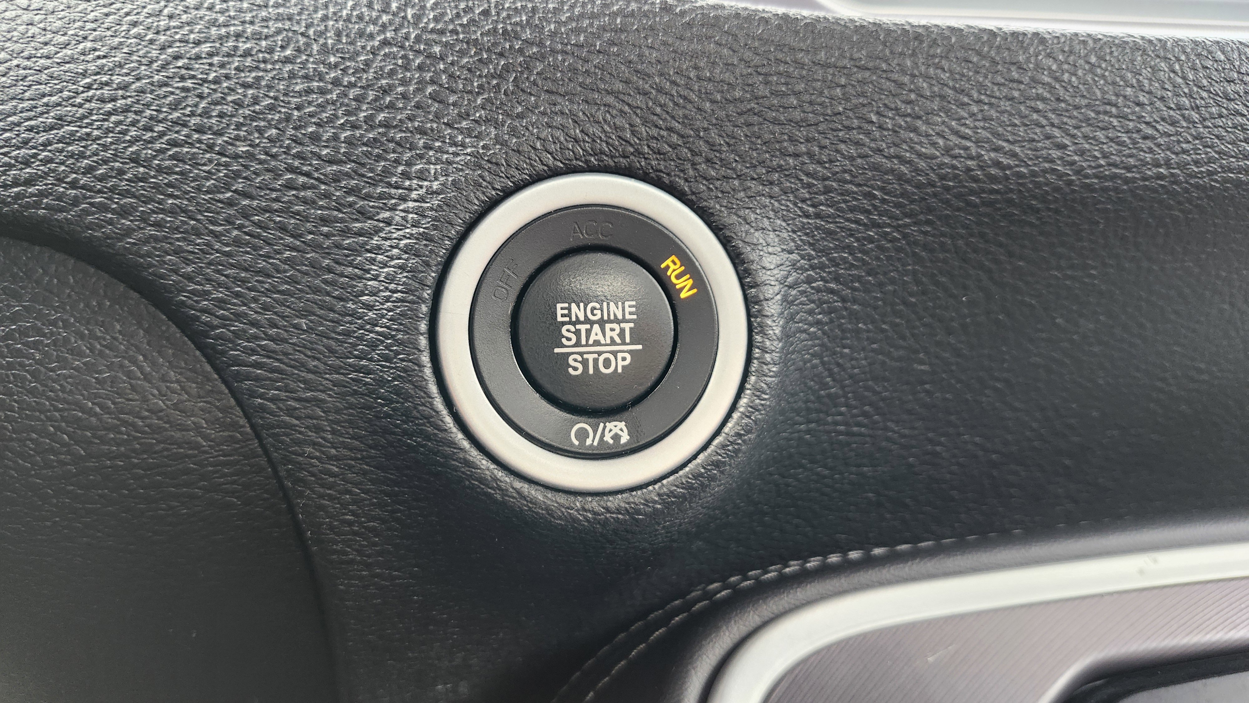 Used 2020 Dodge Challenger SXT image 6