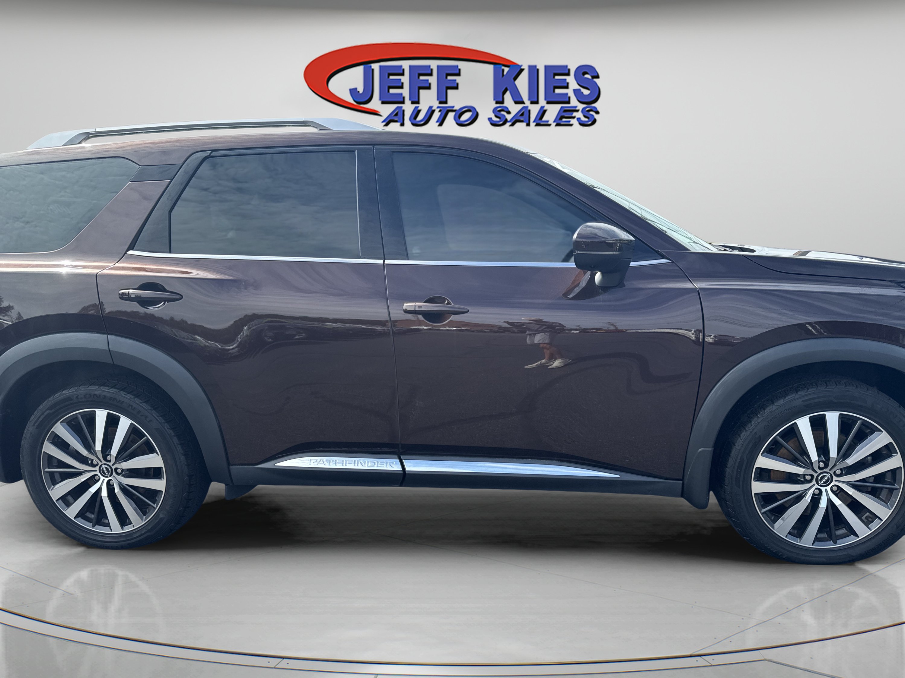 Used 2022 Nissan Pathfinder Platinum w/ Cargo Package AWD/4WD image 4