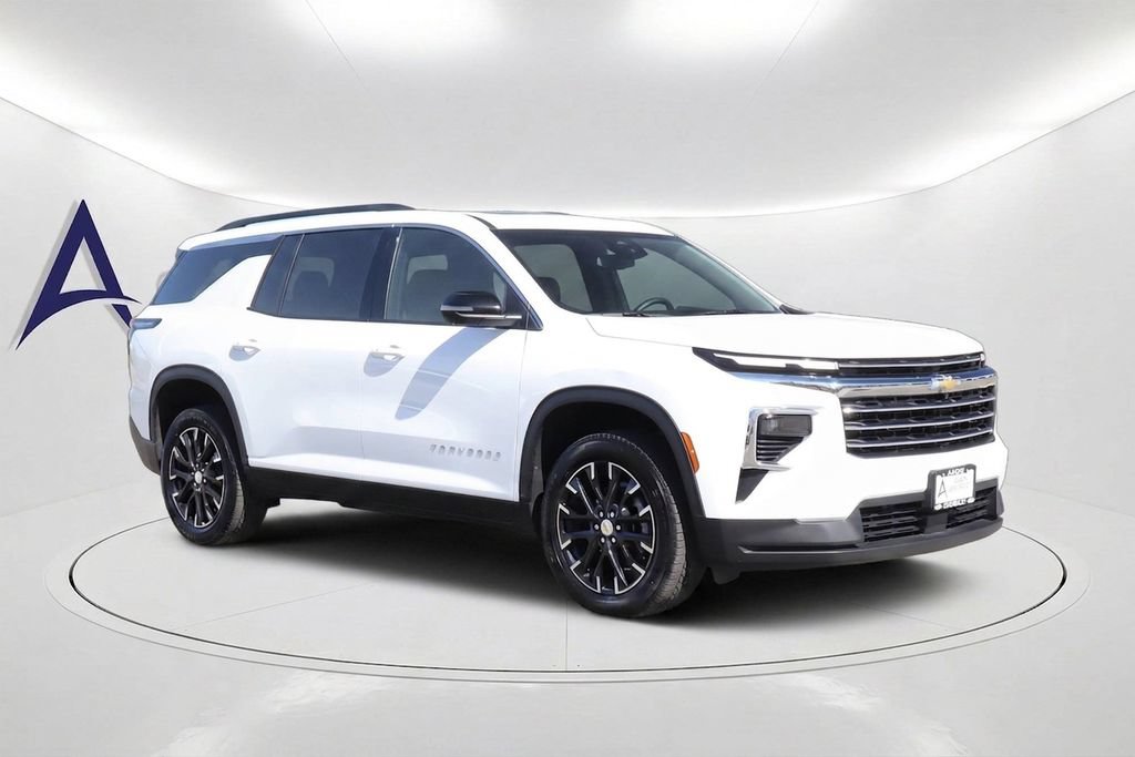 Used 2025 Chevrolet Traverse LT w/ Sun and Wheel Package FWD image 3